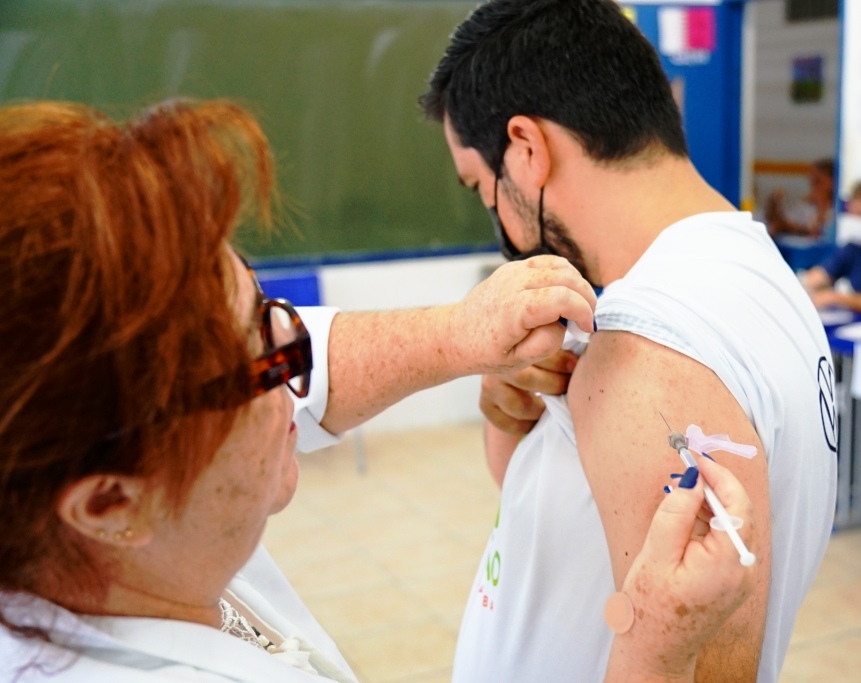 Caraguatatuba inicia vacinação da 4ª dose contra Covid-19 em maiores de 18 anos